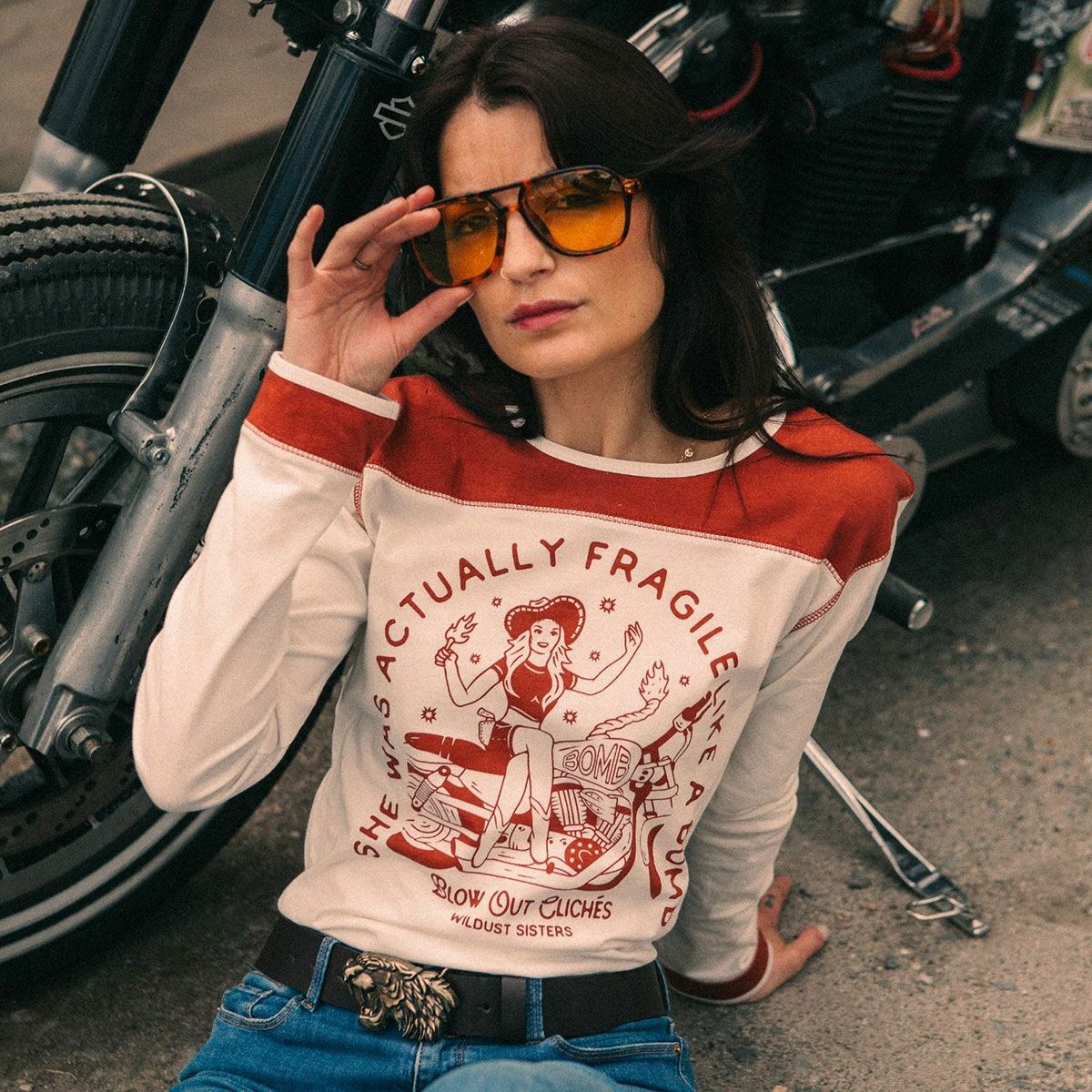 WILDUST｜ウエスタン Tシャツ フラジャイル｜アイボリー×テラコッタ｜モデル着用