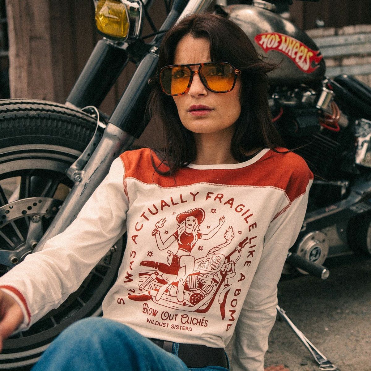 WILDUST｜ウエスタン Tシャツ フラジャイル｜アイボリー×テラコッタ｜モデル着用