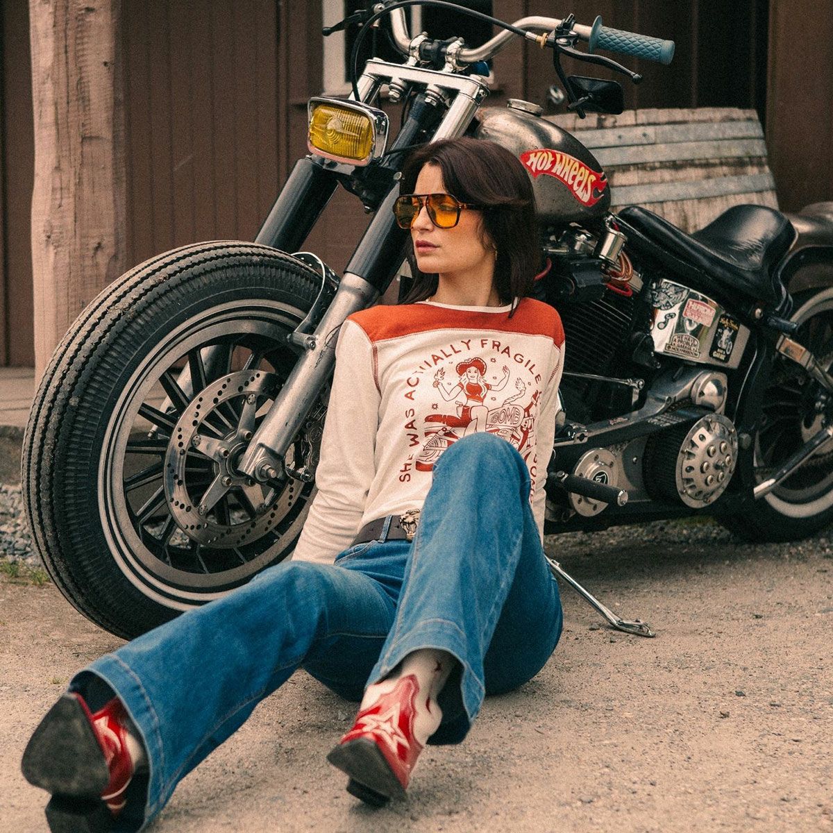 WILDUST｜ウエスタン Tシャツ フラジャイル｜アイボリー×テラコッタ｜モデル着用