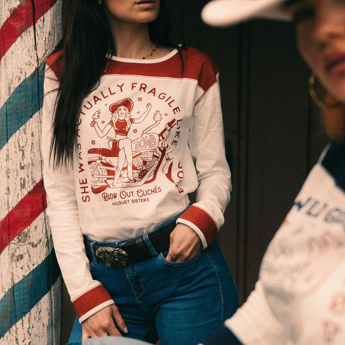 WILDUST｜ウエスタン Tシャツ フラジャイル｜アイボリー×テラコッタ｜モデル着用