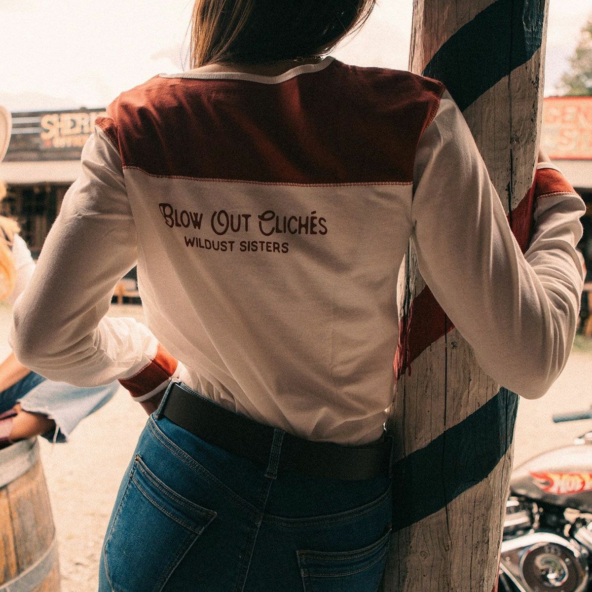 WILDUST｜ウエスタン Tシャツ フラジャイル｜アイボリー×テラコッタ｜モデル着用