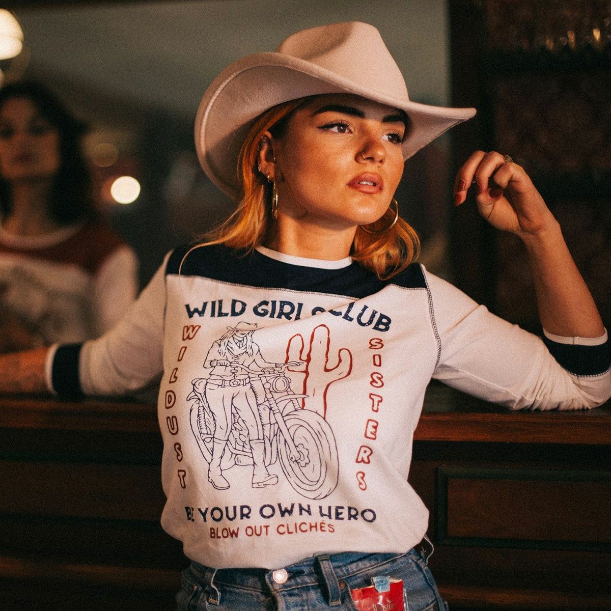 WILDUST｜ウエスタン Tシャツ ワイルド ガール｜アイボリー×ブルー｜モデル着用