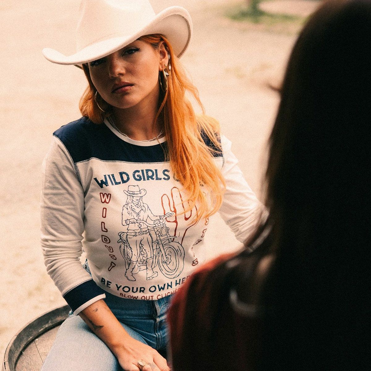 WILDUST｜ウエスタン Tシャツ ワイルド ガール｜アイボリー×ブルー｜モデル着用