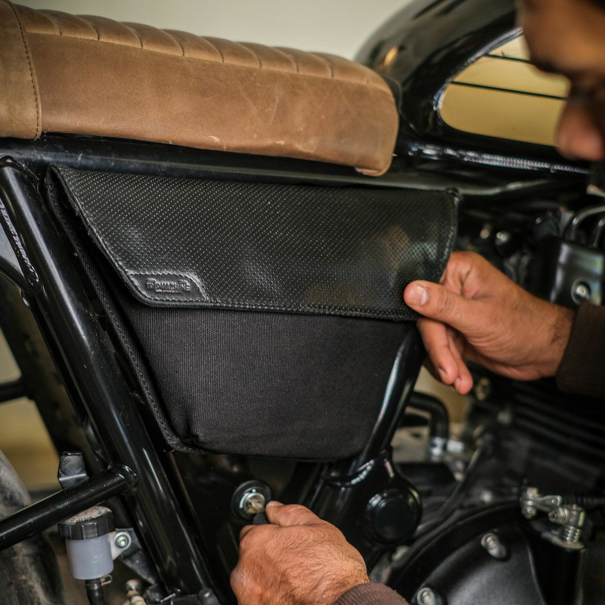 Trip Machine｜レネゲード サイド パネル｜サイドバッグ｜オールブラック｜使用イメージ