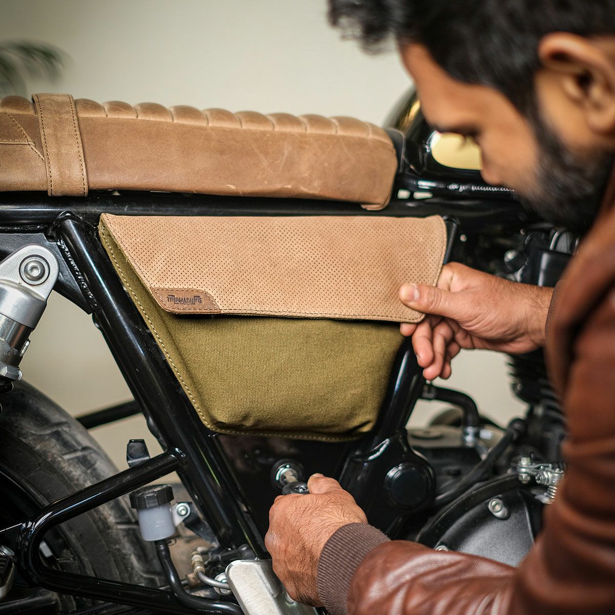 Trip Machine｜レネゲード サイド パネル｜サイドバッグ｜グリーン×タバコ｜使用イメージ