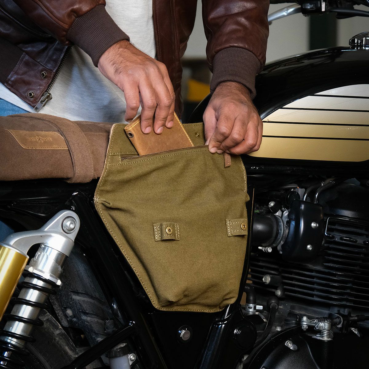 Trip Machine｜レネゲード サイド パネル｜サイドバッグ｜グリーン×タバコ｜使用イメージ