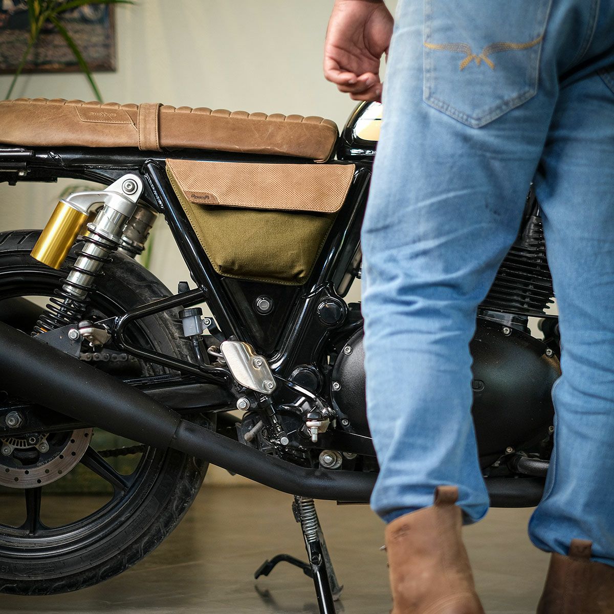 Trip Machine｜レネゲード サイド パネル｜サイドバッグ｜グリーン×タバコ｜使用イメージ