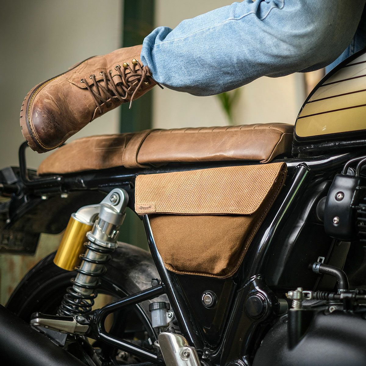 Trip Machine｜レネゲード サイド パネル｜サイドバッグ｜ブラウン×タバコ｜使用イメージ