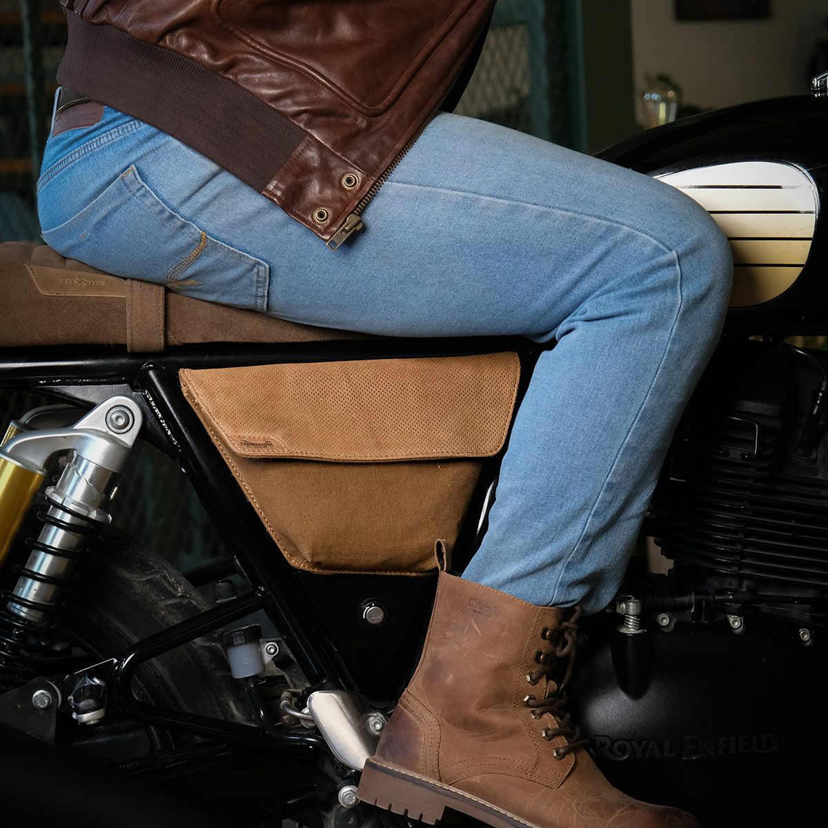 Trip Machine｜レネゲード サイド パネル｜サイドバッグ｜ブラウン×タバコ｜使用イメージ