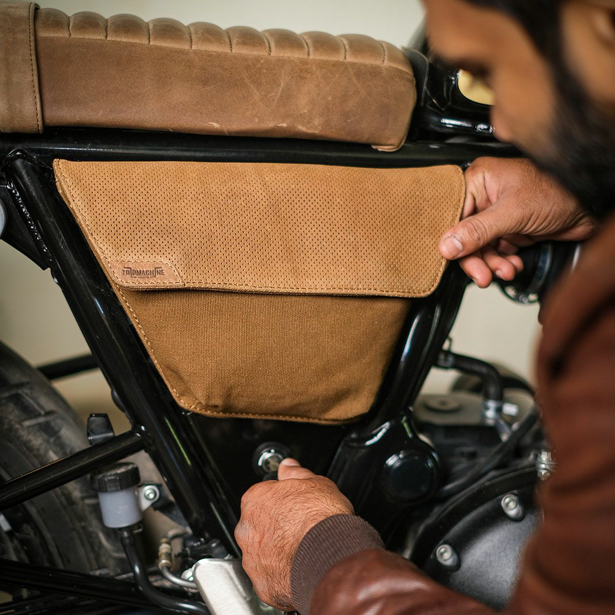 Trip Machine｜レネゲード サイド パネル（左右ペア）｜サイドバッグ｜ブラウン×タバコ｜使用イメージ