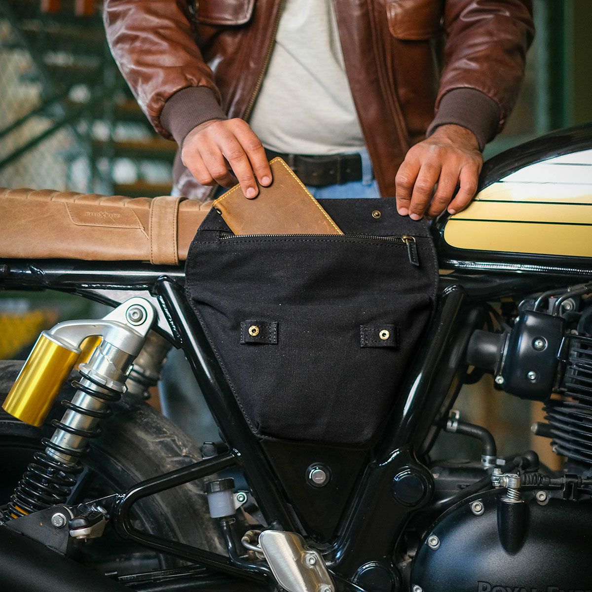 Trip Machine｜レネゲード サイド パネル（左右ペア）｜サイドバッグ｜オールブラック｜使用イメージ