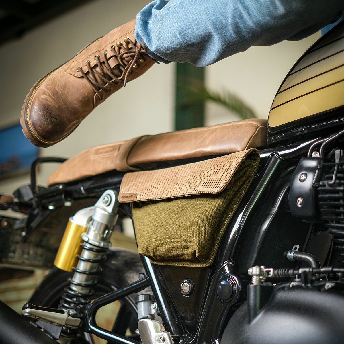 Trip Machine｜レネゲード サイド パネル（左右ペア）｜サイドバッグ｜グリーン×タバコ｜使用イメージ