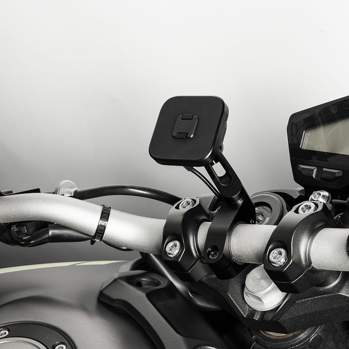 Peak Design｜ワイヤレス チャージング モーターサイクル バー マウント｜その他雑貨｜ブラック｜使用イメージ