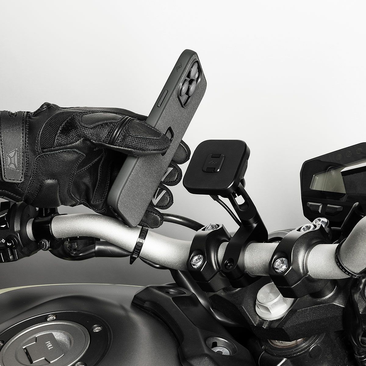 Peak Design｜ワイヤレス チャージング モーターサイクル バー マウント｜その他雑貨｜ブラック｜使用イメージ