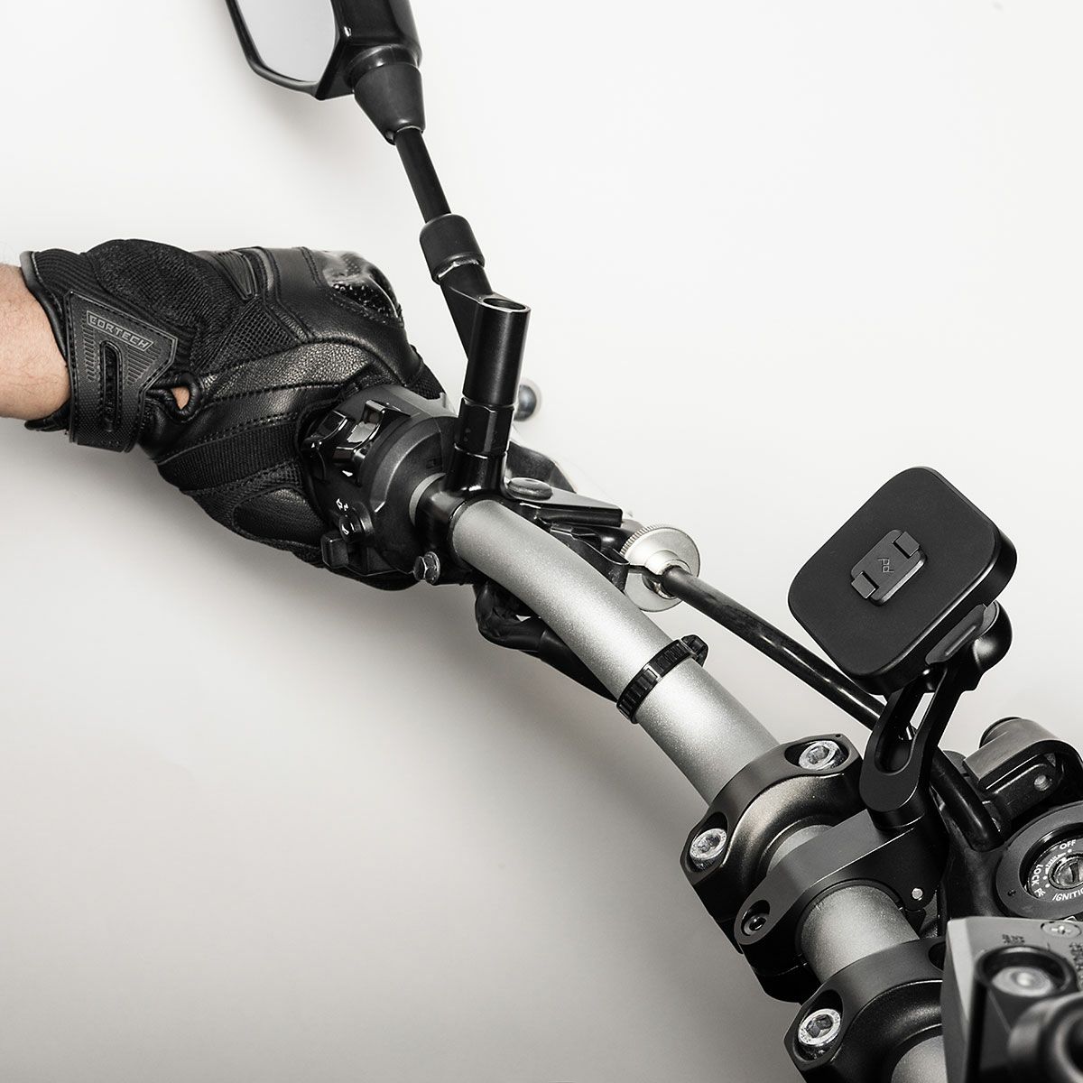 Peak Design｜ワイヤレス チャージング モーターサイクル バー マウント｜その他雑貨｜ブラック｜使用イメージ