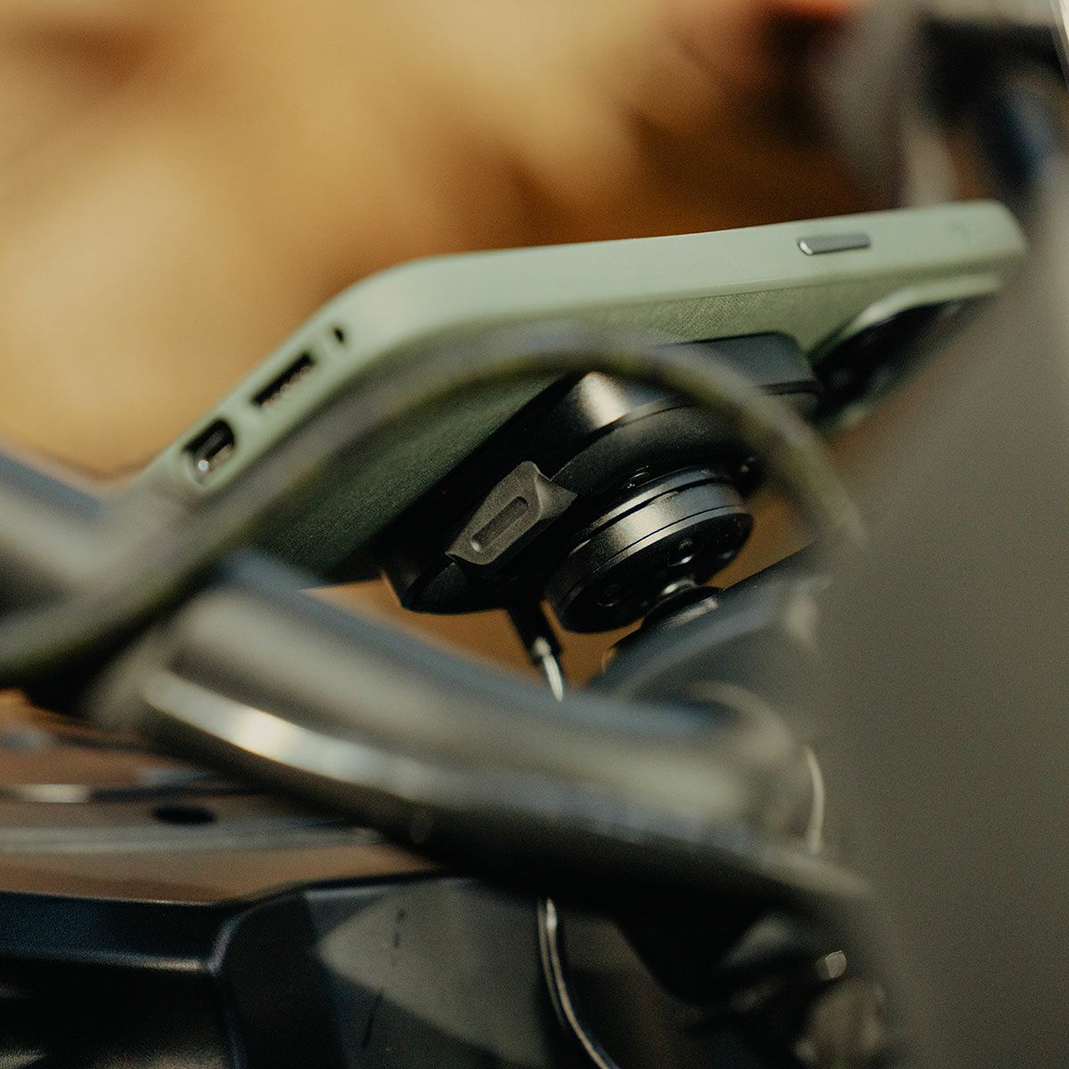 Peak Design｜ワイヤレス チャージング モーターサイクル バー マウント｜その他雑貨｜ブラック｜使用イメージ