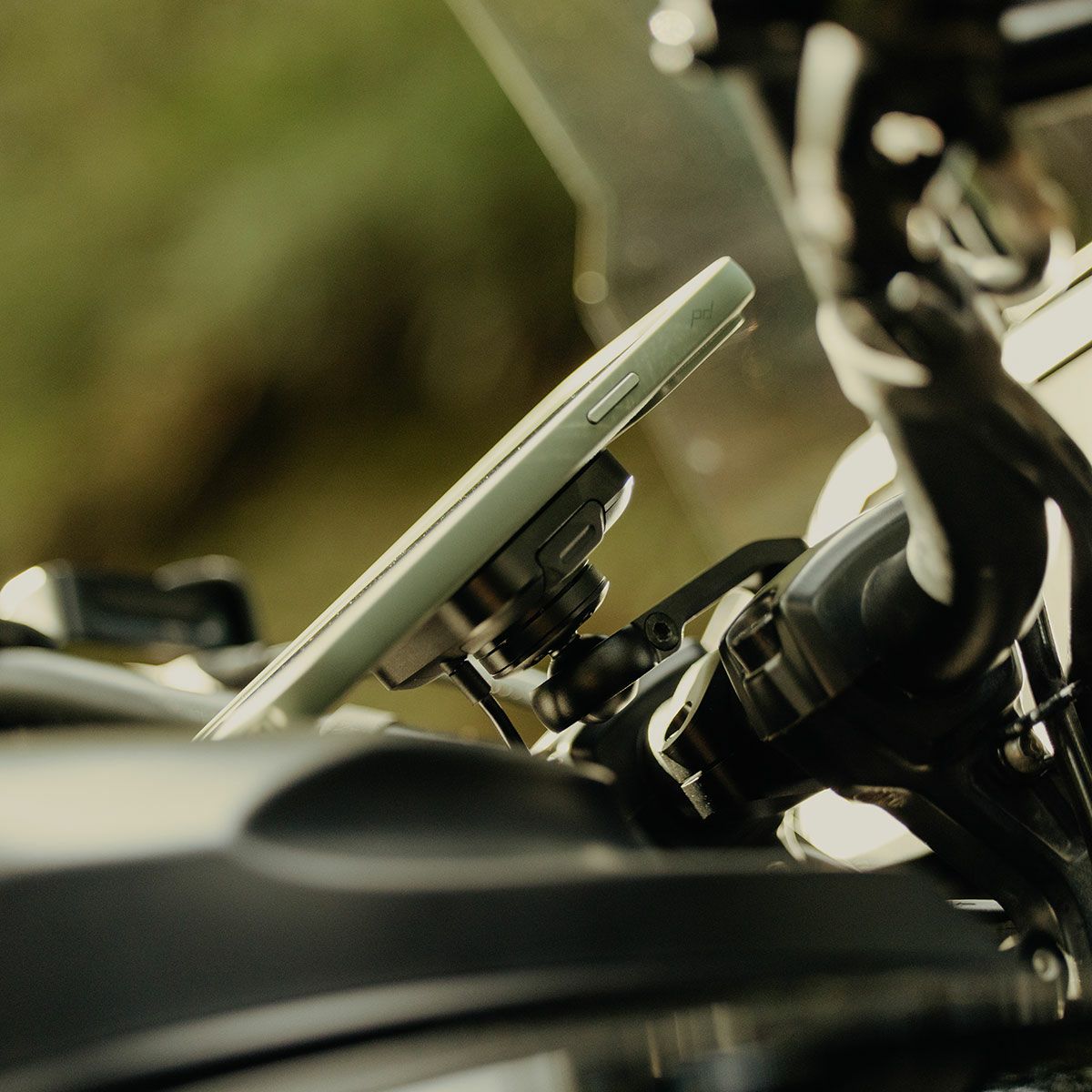 Peak Design｜ワイヤレス チャージング モーターサイクル バー マウント｜その他雑貨｜ブラック｜使用イメージ