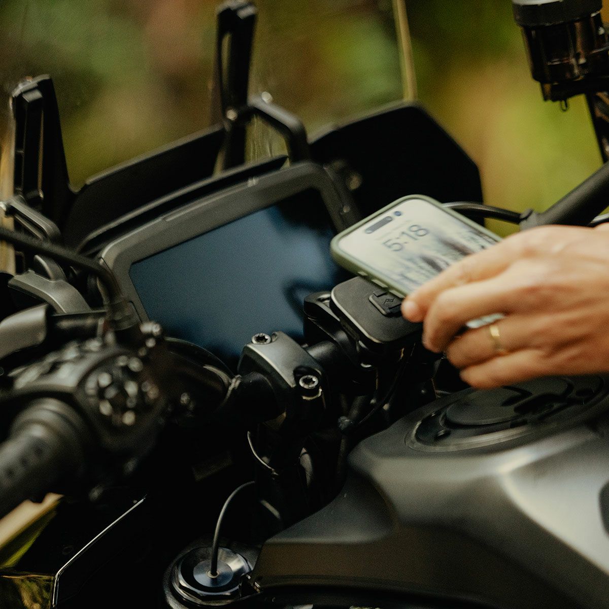 Peak Design｜ワイヤレス チャージング モーターサイクル バー マウント｜その他雑貨｜ブラック｜使用イメージ