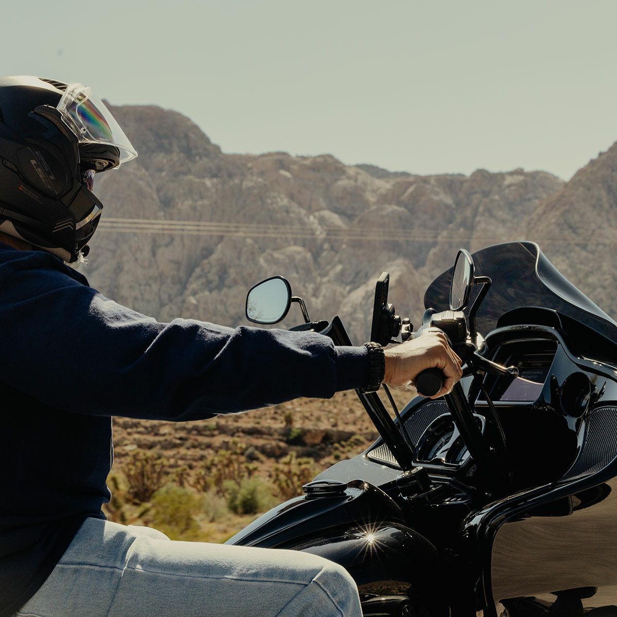 Peak Design｜ワイヤレス チャージング モーターサイクル ブレーキ / クラッチ マウント｜その他雑貨｜ブラック｜使用イメージ