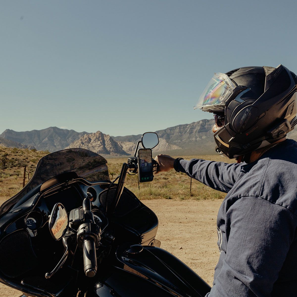 Peak Design｜ワイヤレス チャージング モーターサイクル ブレーキ / クラッチ マウント｜その他雑貨｜ブラック｜使用イメージ