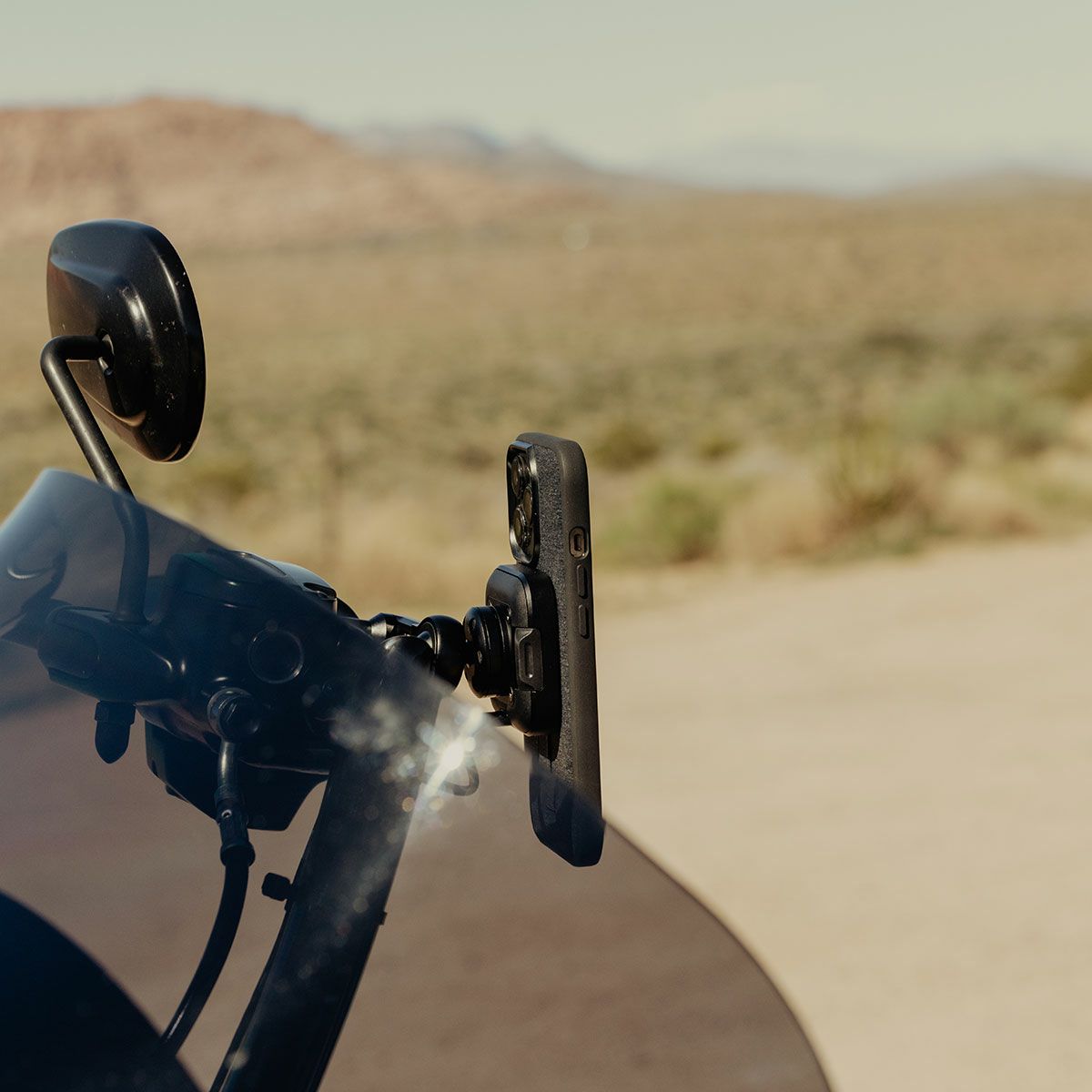 Peak Design｜ワイヤレス チャージング モーターサイクル ブレーキ / クラッチ マウント｜その他雑貨｜ブラック｜使用イメージ