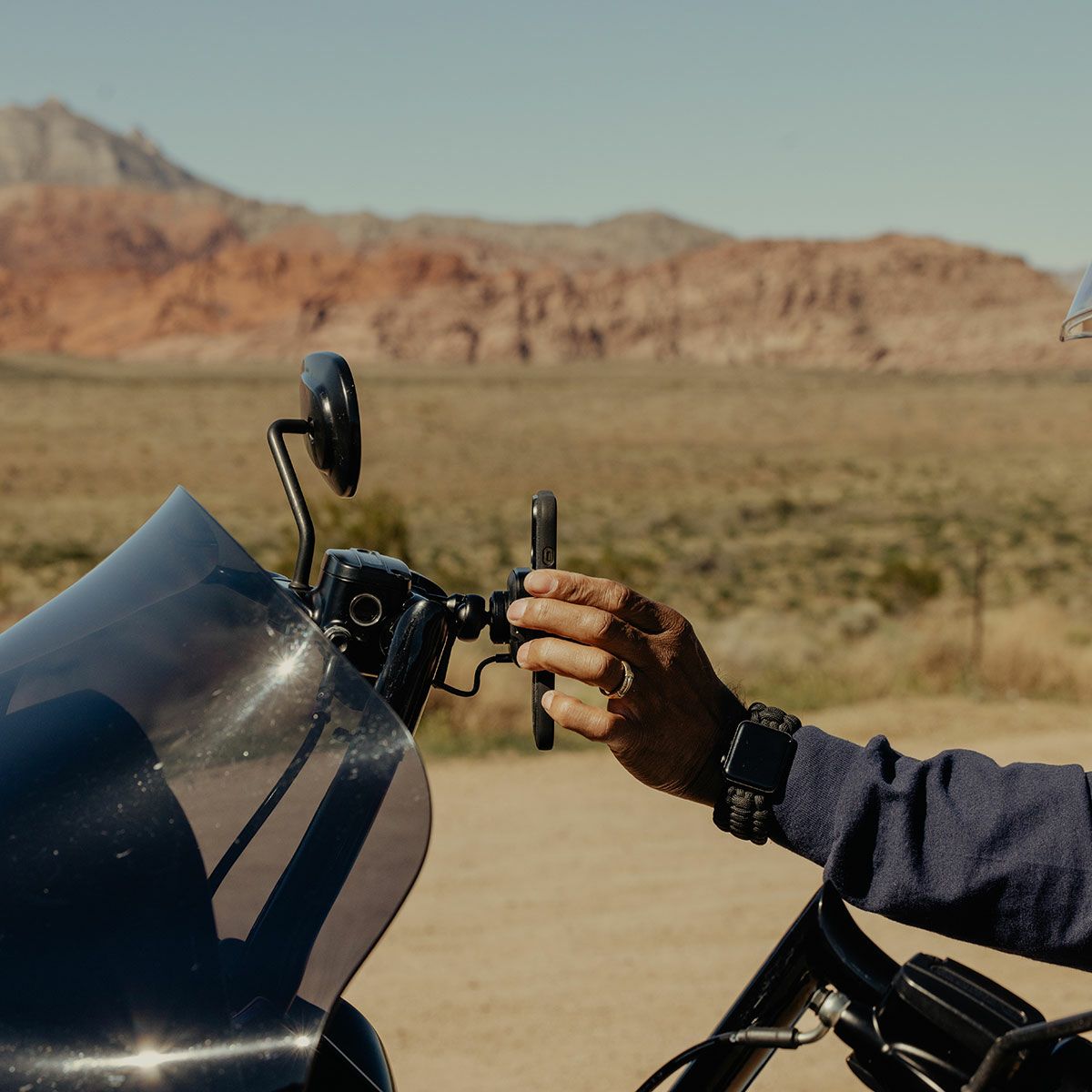 Peak Design｜ワイヤレス チャージング モーターサイクル ブレーキ / クラッチ マウント｜その他雑貨｜ブラック｜使用イメージ