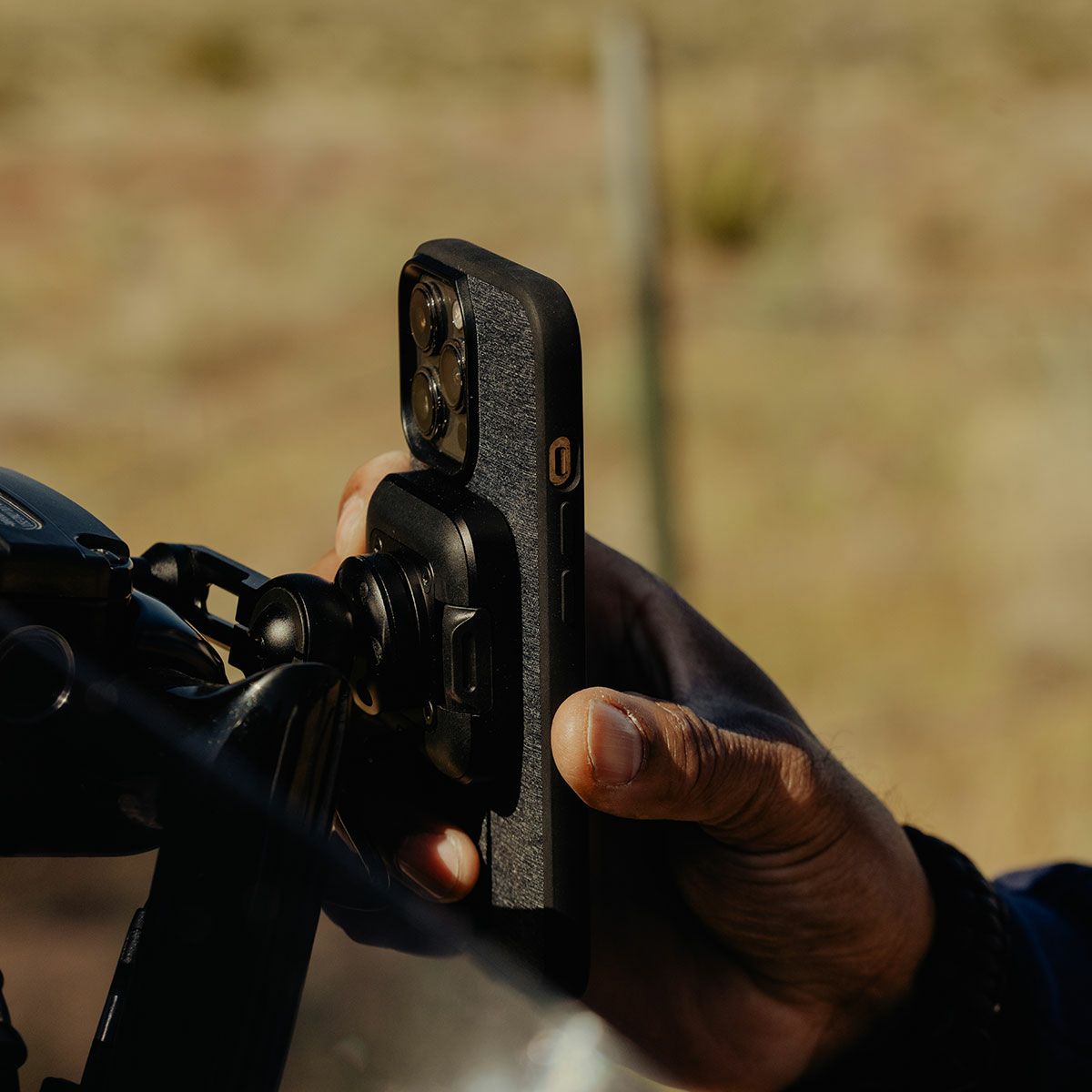 Peak Design｜ワイヤレス チャージング モーターサイクル ブレーキ / クラッチ マウント｜その他雑貨｜ブラック｜使用イメージ