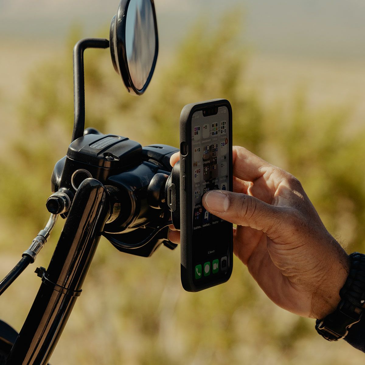 Peak Design｜ワイヤレス チャージング モーターサイクル ブレーキ / クラッチ マウント｜その他雑貨｜ブラック｜使用イメージ