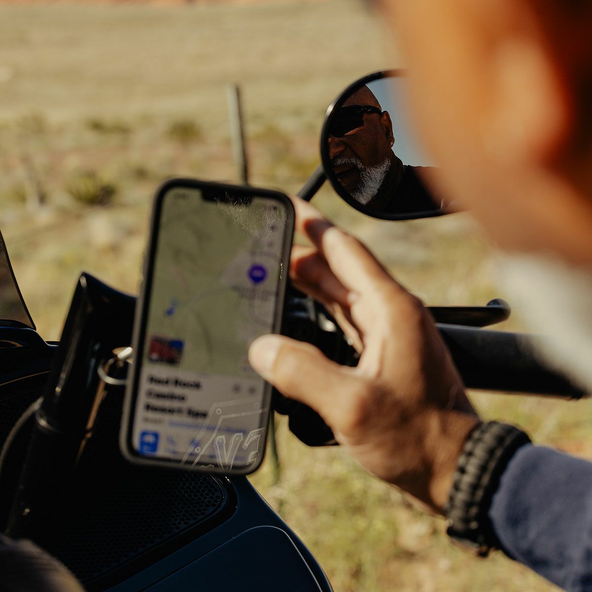 Peak Design｜ワイヤレス チャージング モーターサイクル ブレーキ / クラッチ マウント｜その他雑貨｜ブラック｜使用イメージ