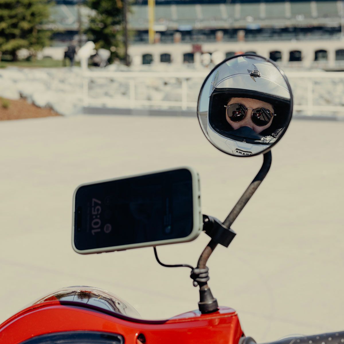 Peak Design｜ワイヤレス チャージング モーターサイクル ミラー マウント｜その他雑貨｜使用イメージ