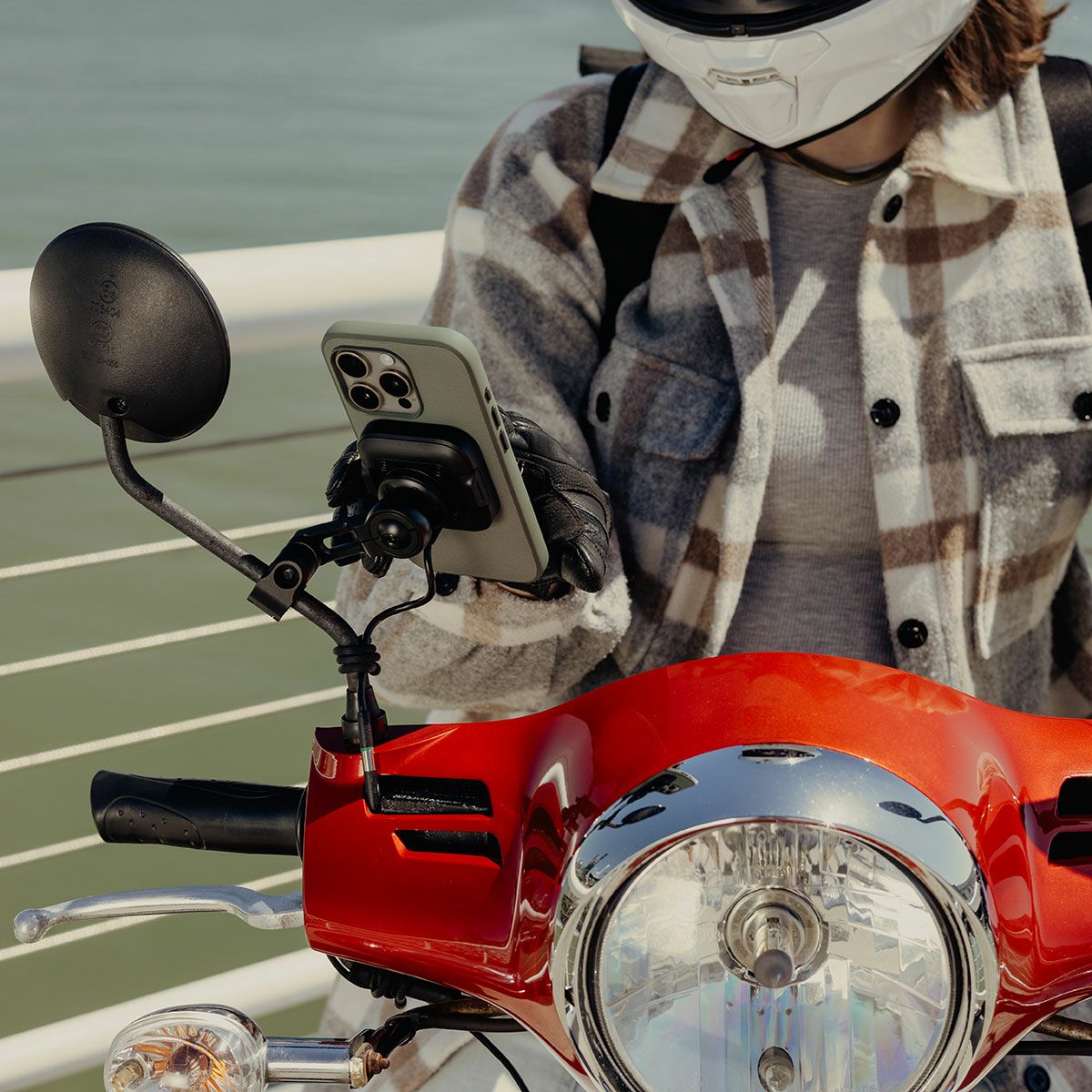 Peak Design｜ワイヤレス チャージング モーターサイクル ミラー マウント｜その他雑貨｜使用イメージ