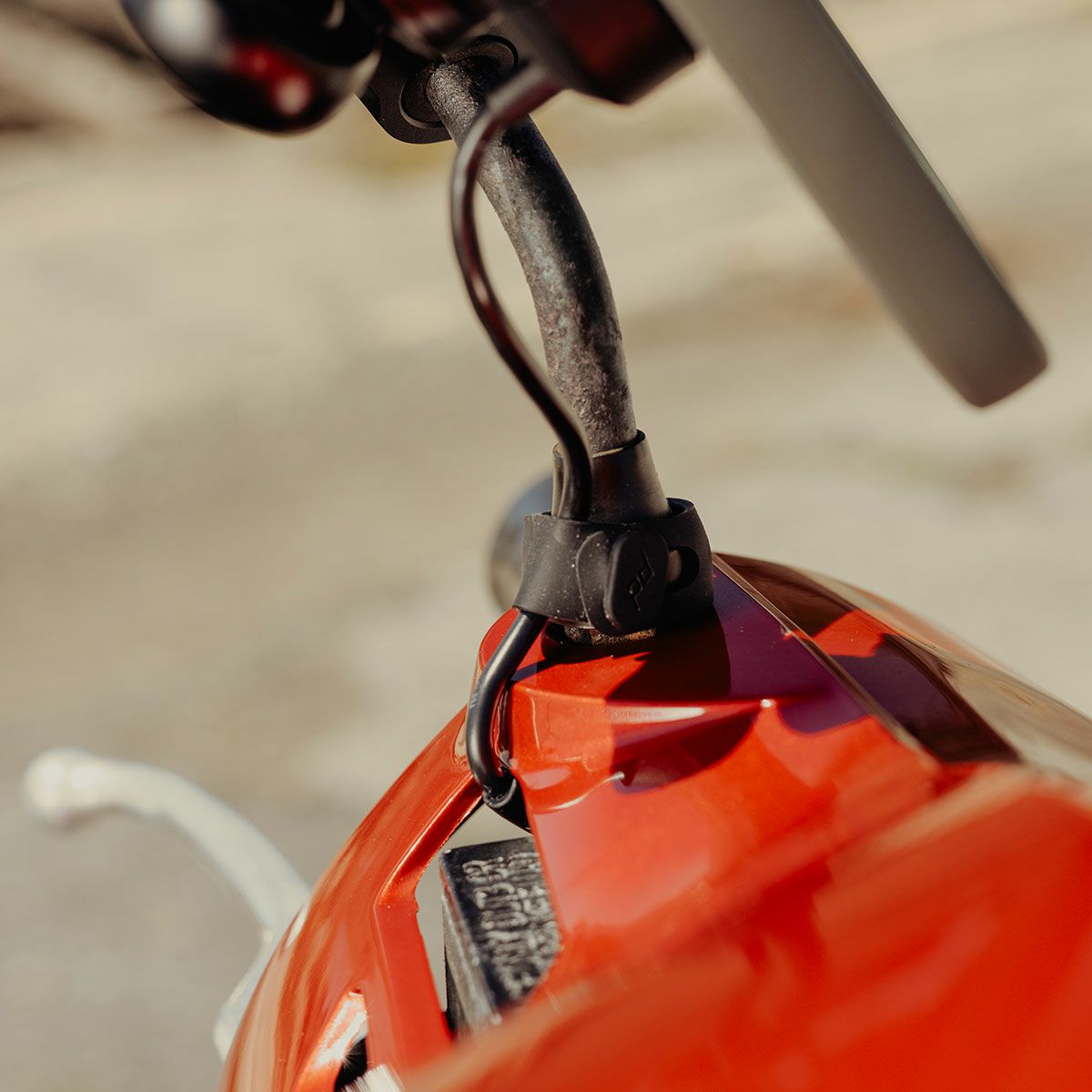 Peak Design｜ワイヤレス チャージング モーターサイクル ミラー マウント｜その他雑貨｜使用イメージ