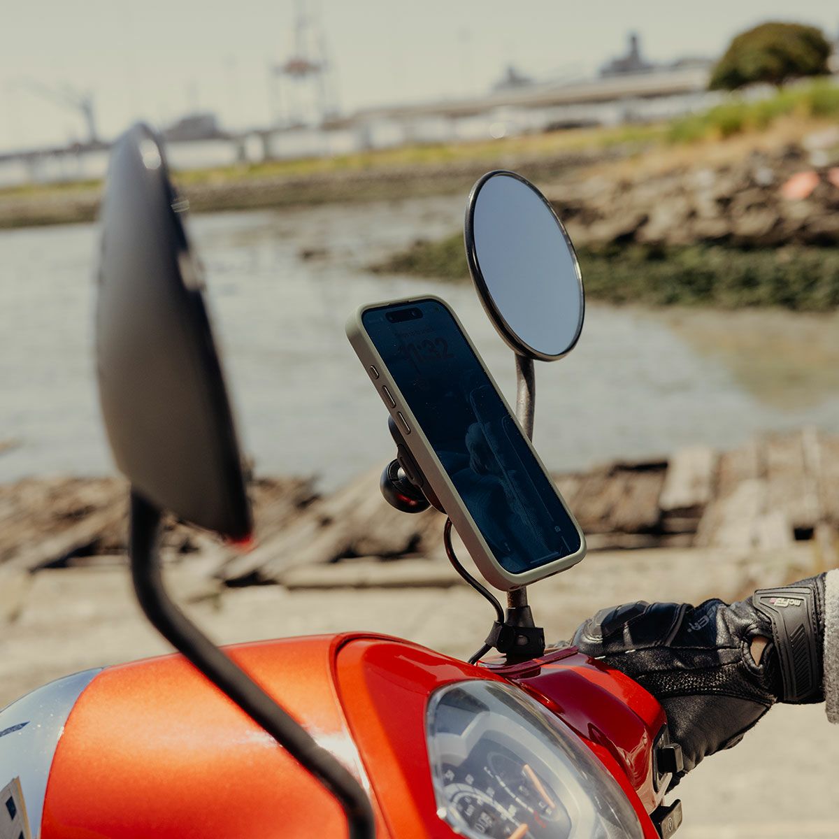 Peak Design｜ワイヤレス チャージング モーターサイクル ミラー マウント｜その他雑貨｜使用イメージ