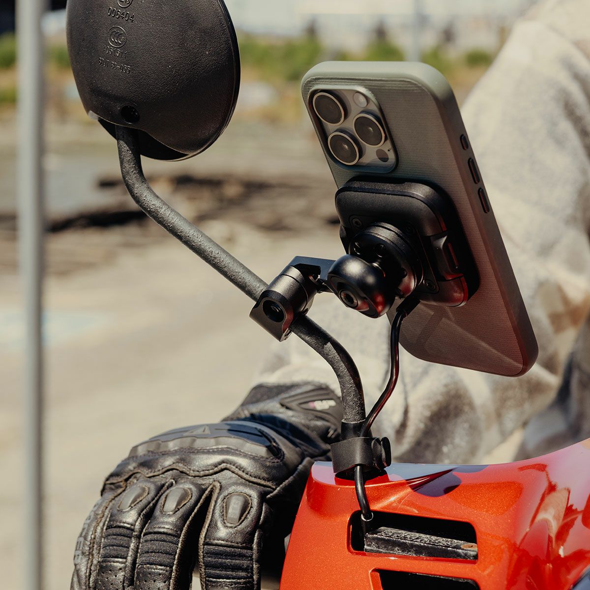 Peak Design｜ワイヤレス チャージング モーターサイクル ミラー マウント｜その他雑貨｜使用イメージ