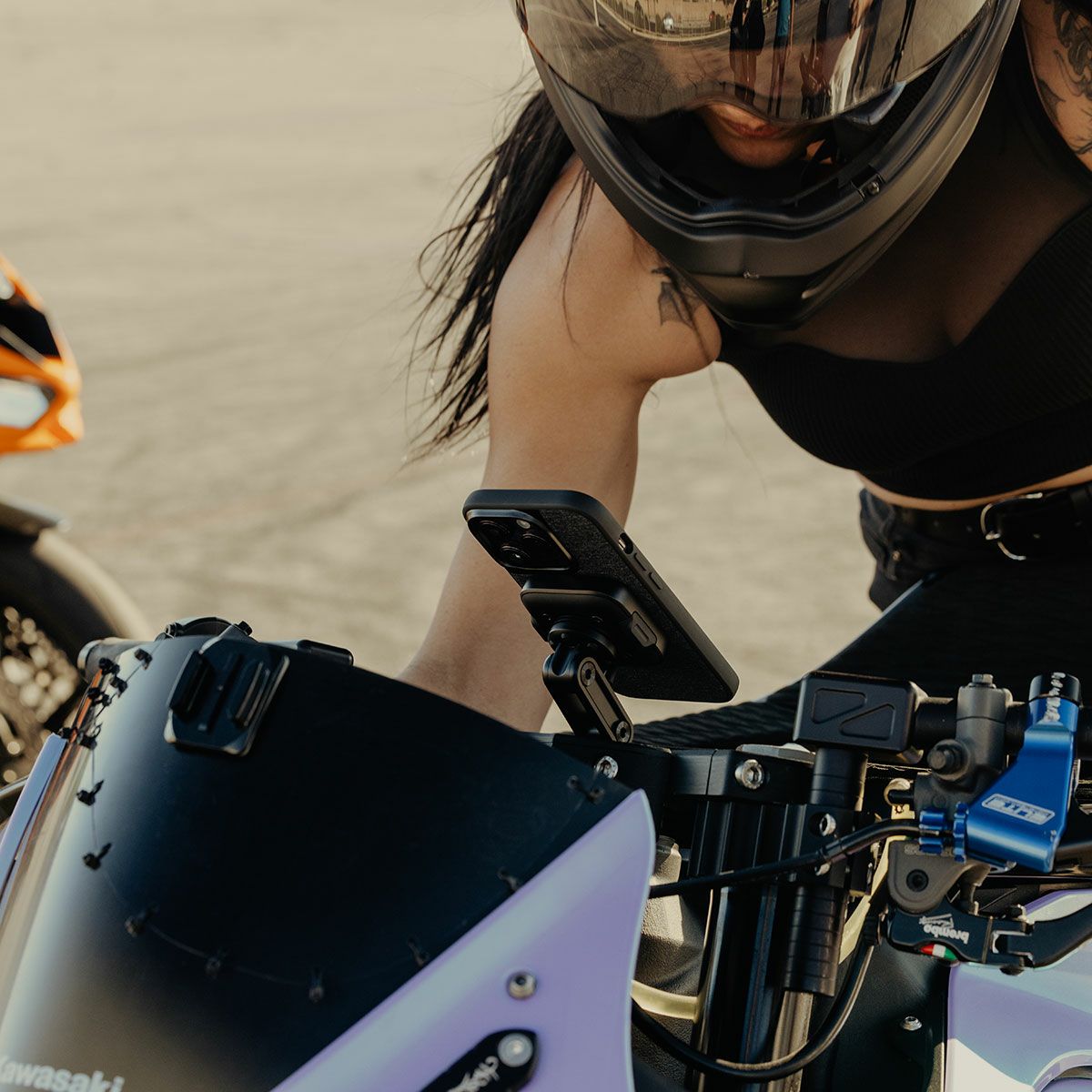 Peak Design｜ワイヤレス チャージング モーターサイクル ステム マウント｜その他雑貨｜ブラック｜使用イメージ