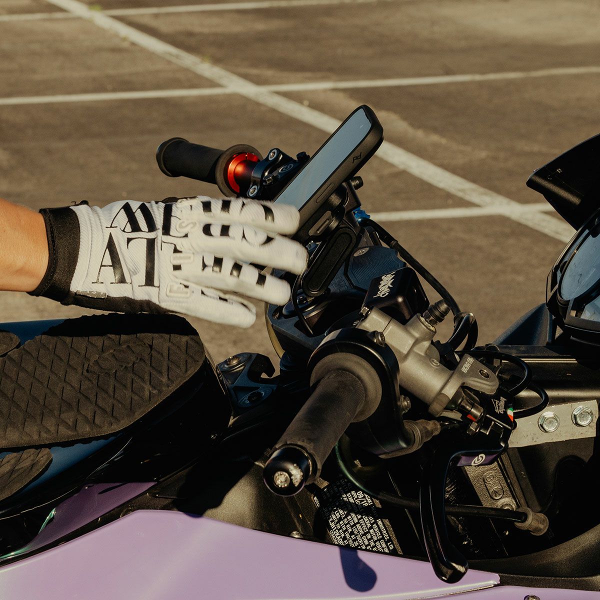 Peak Design｜ワイヤレス チャージング モーターサイクル ステム マウント｜その他雑貨｜ブラック｜使用イメージ