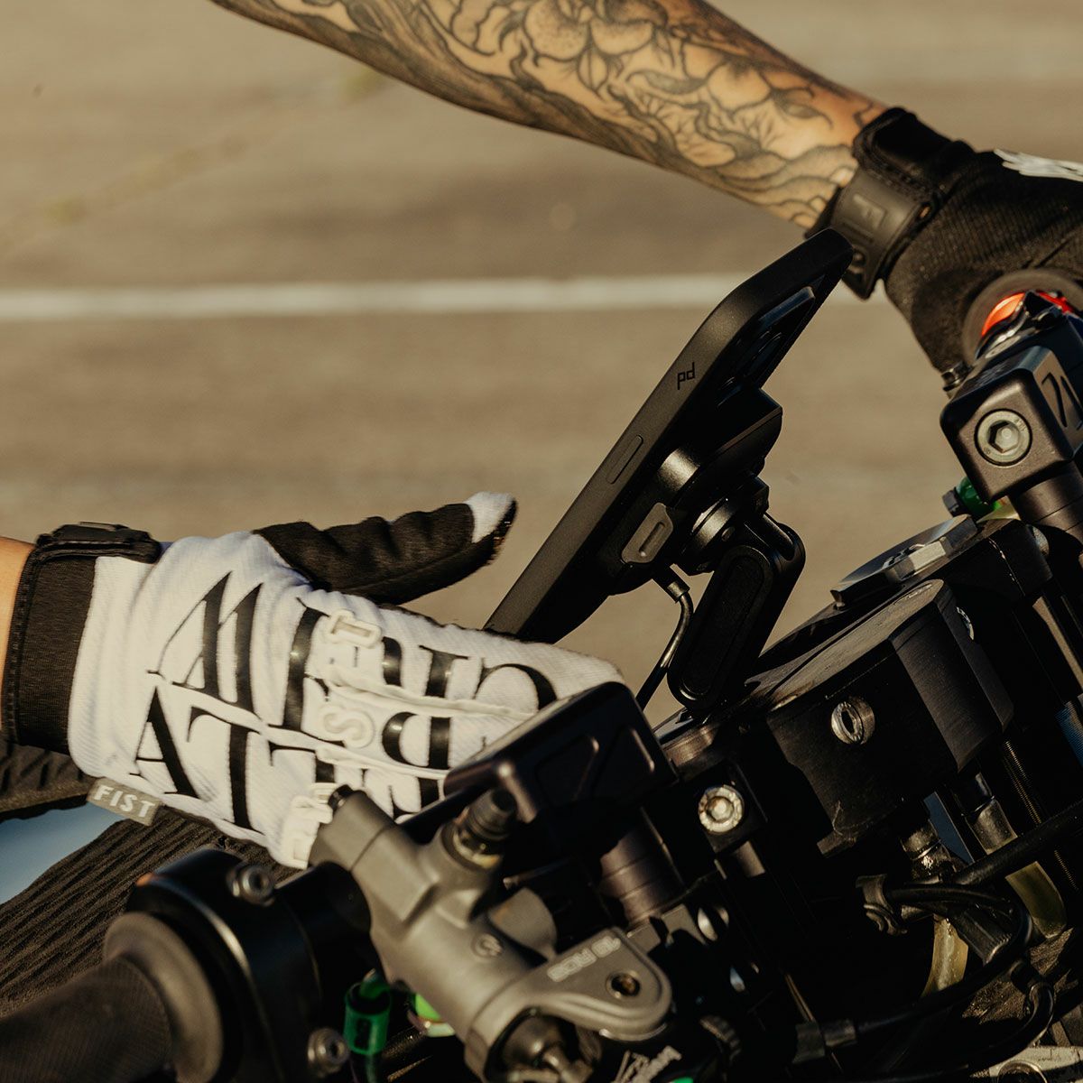 Peak Design｜ワイヤレス チャージング モーターサイクル ステム マウント｜その他雑貨｜ブラック｜使用イメージ