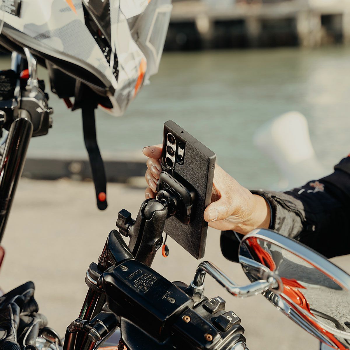 Peak Design｜ワイヤレス チャージング モーターサイクル マウント 1インチ ボール アダプター｜その他雑貨｜ブラック｜使用イメージ