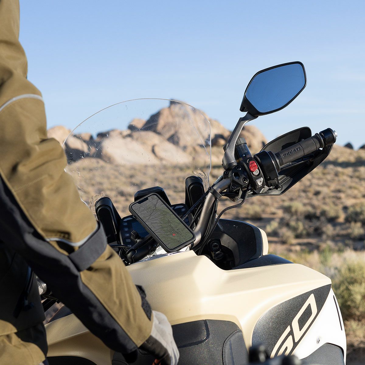 Peak Design｜ワイヤレス チャージング モーターサイクル マウント 20mm ボール アダプター｜その他雑貨｜ブラック｜使用イメージ