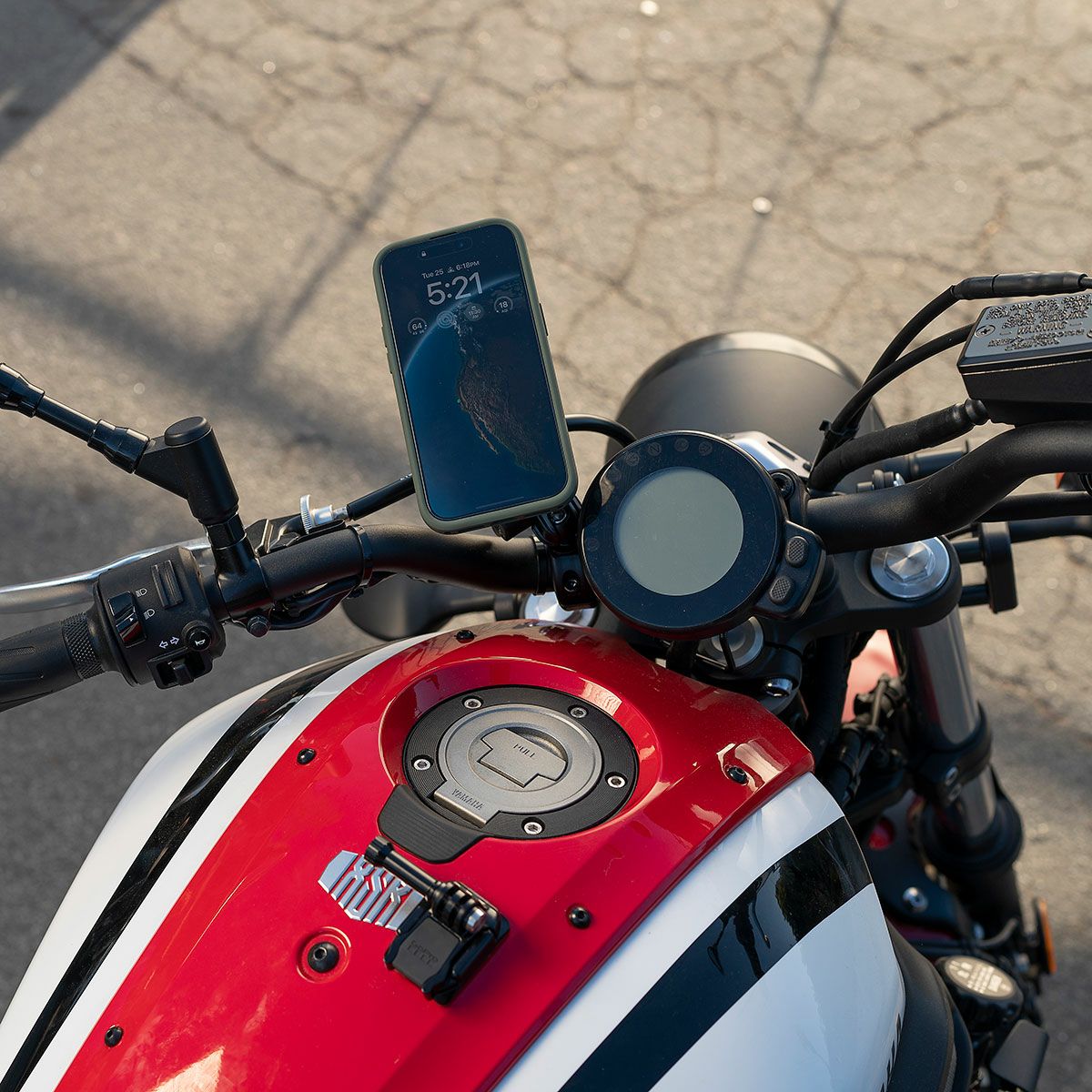 Peak Design｜ワイヤレス チャージング モーターサイクル マウント 20mm ボール アダプター｜その他雑貨｜ブラック｜使用イメージ