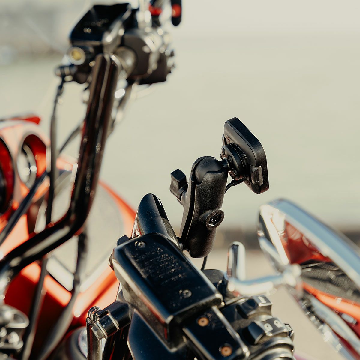 Peak Design｜ワイヤレス チャージング モーターサイクル マウント 20mm ボール アダプター｜その他雑貨｜ブラック｜使用イメージ