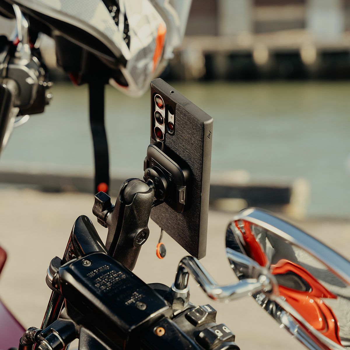 Peak Design｜ワイヤレス チャージング モーターサイクル マウント 20mm ボール アダプター｜その他雑貨｜ブラック｜使用イメージ