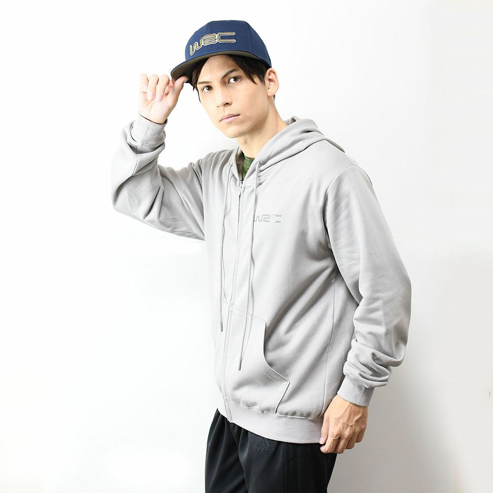 WRC｜WRCフラットキャップ｜帽子｜ネイビー｜モデル着用