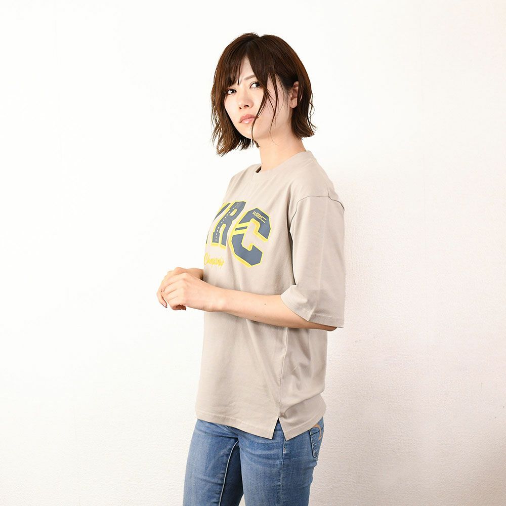 WRC｜WRCTシャツ カレッジ｜グレー｜モデル着用