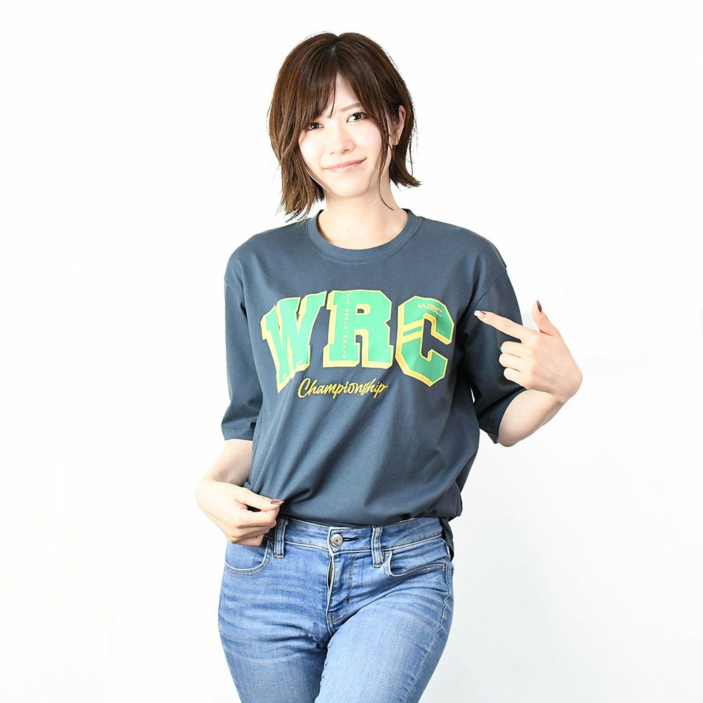WRC｜WRCTシャツ カレッジ｜ネイビー｜モデル着用