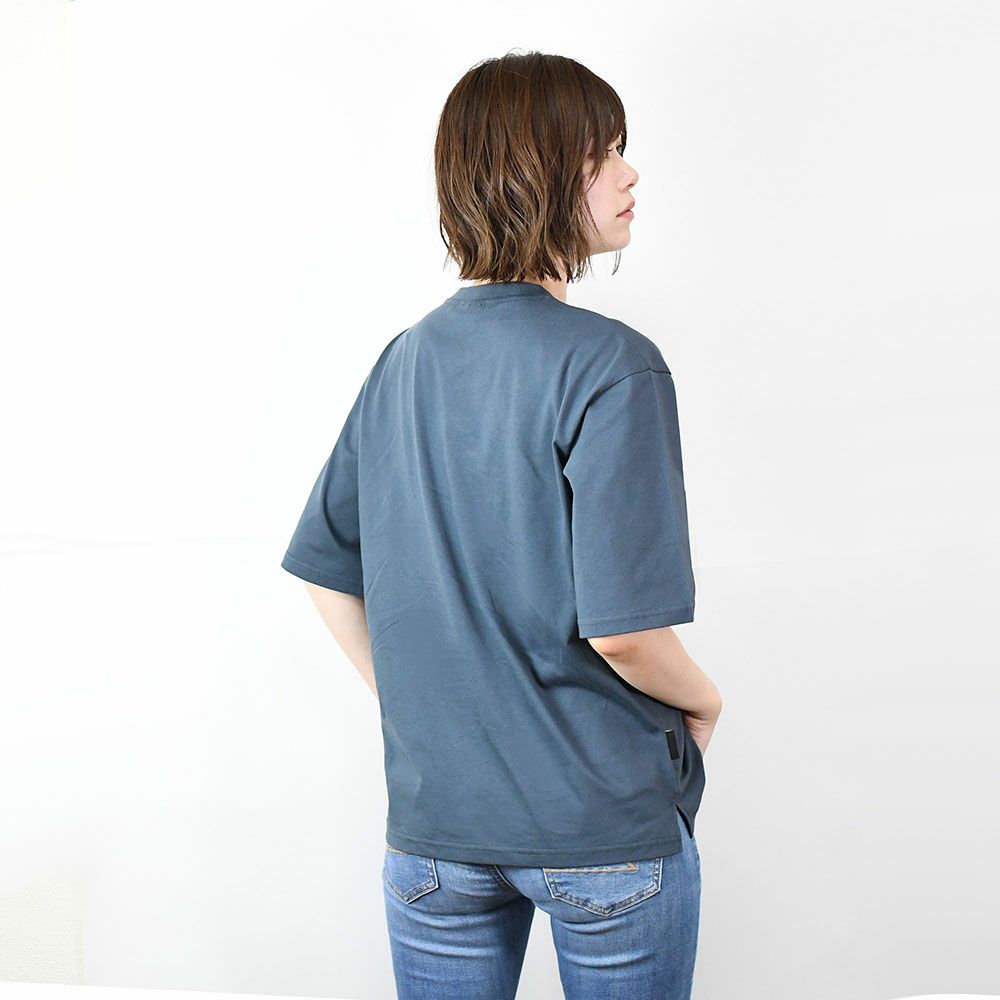 WRC｜WRCTシャツ カレッジ｜ネイビー｜モデル着用