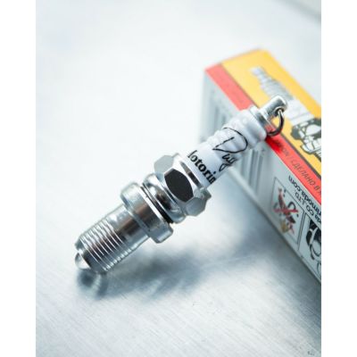 白いTシャツと黒いバイク｜スパークプラグ型LEDライト Motorimoda Days 2024仕様｜キーホルダー