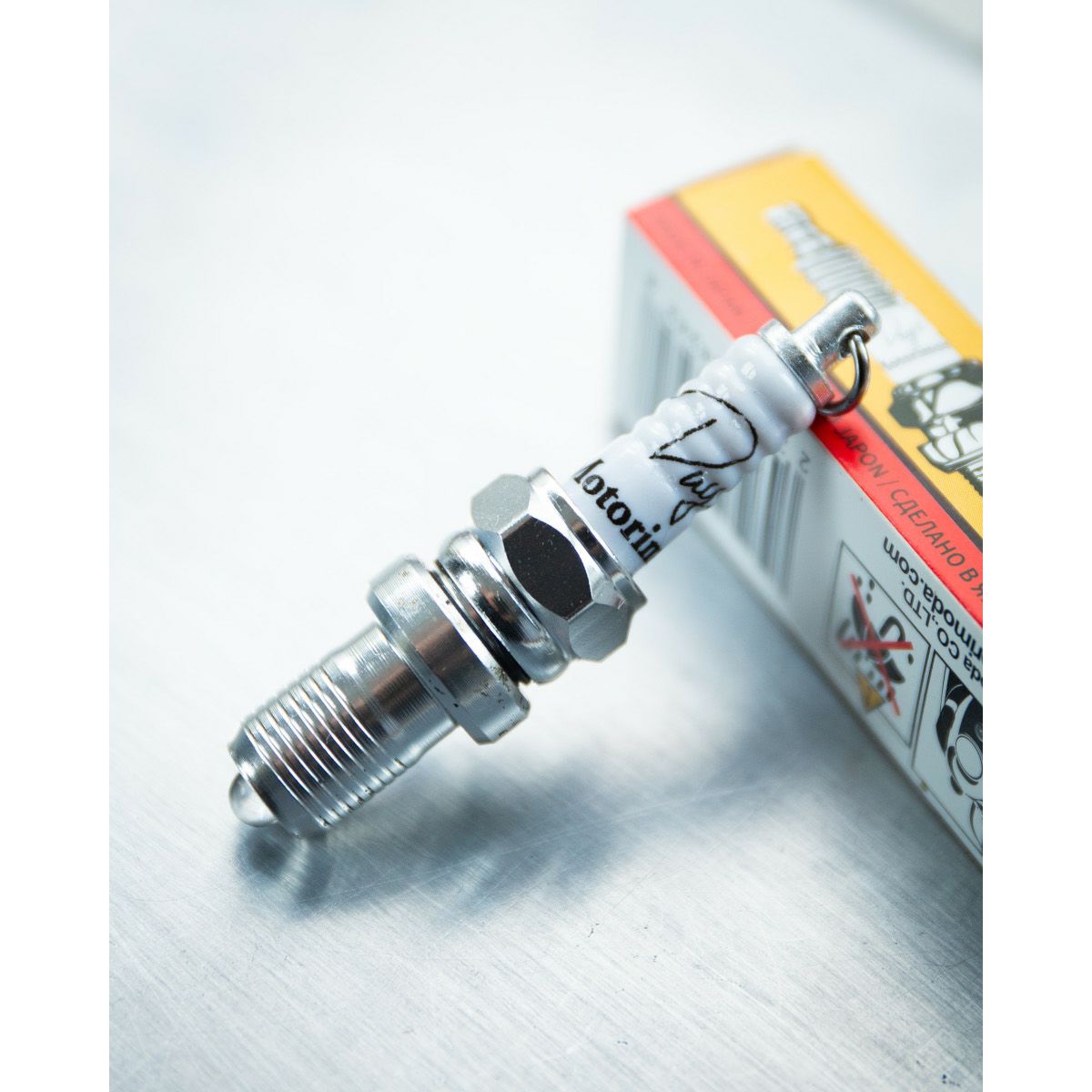 白いTシャツと黒いバイク｜スパークプラグ型LEDライト Motorimoda Days 2024仕様｜キーホルダー