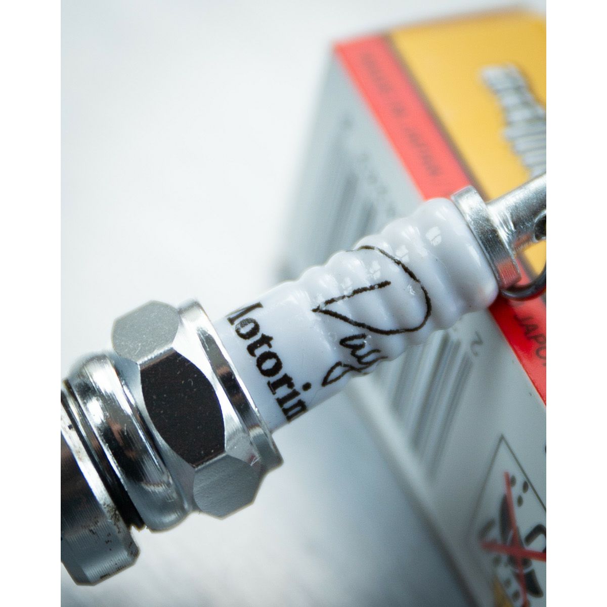 白いTシャツと黒いバイク｜スパークプラグ型LEDライト Motorimoda Days 2024仕様｜キーホルダー