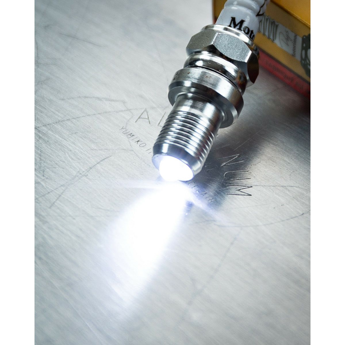 白いTシャツと黒いバイク｜スパークプラグ型LEDライト Motorimoda Days 2024仕様｜キーホルダー